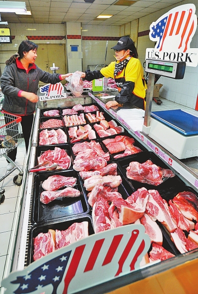 3月22日，顾客在郑州市世纪联华超市东风路店选购从美国进口的冷鲜猪肉。