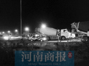 事发后,民警在现场附近查渣土车和水泥罐车