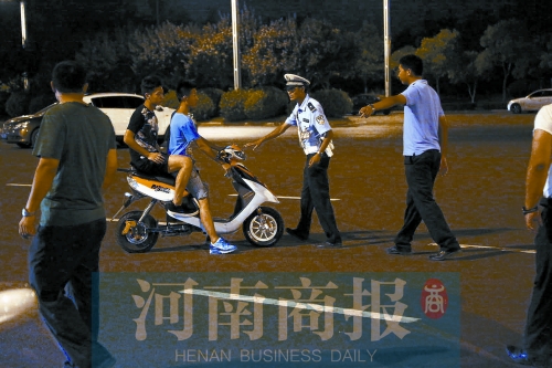 民警拦下了其中一辆车