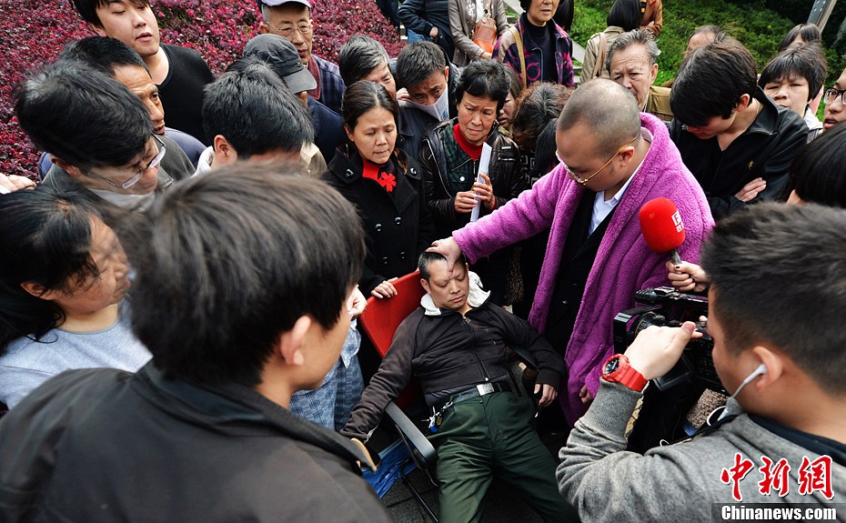 催眠师长沙街头上演睡衣秀