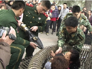 消防官兵拿来液压撑试图撬开