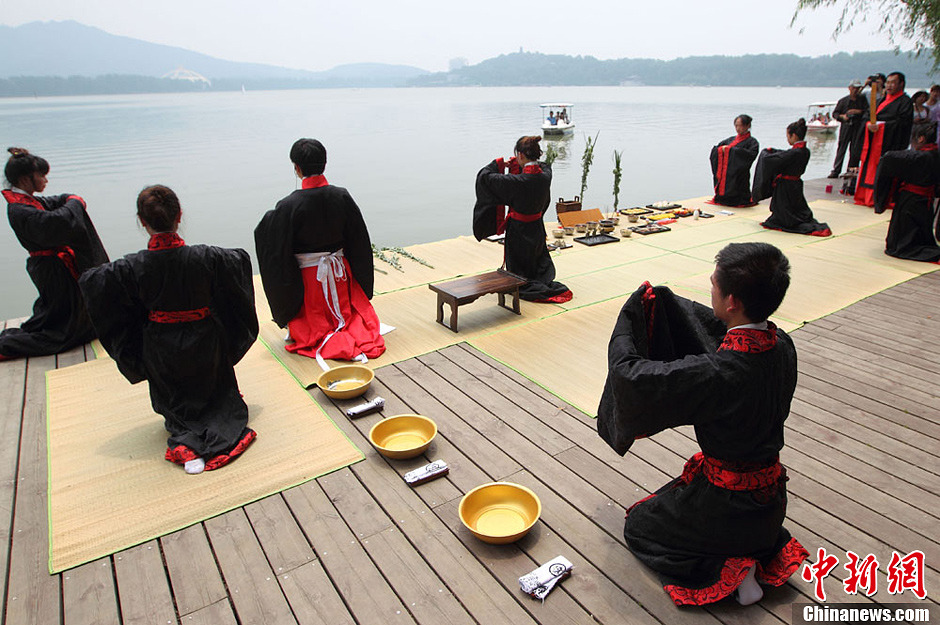 南京年轻人着汉服行古礼祭屈原迎端午