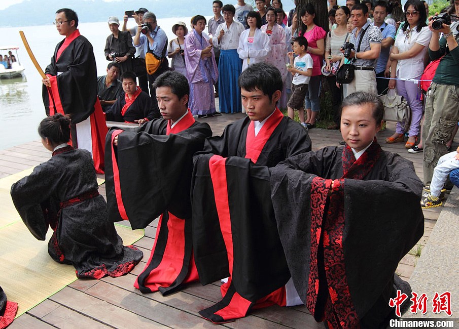 南京年轻人着汉服行古礼祭屈原迎端午