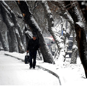 大雪袭乌鲁木齐机场