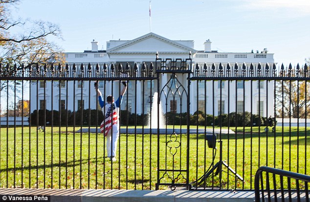 男子披美国国旗翻墙闯白宫被捕