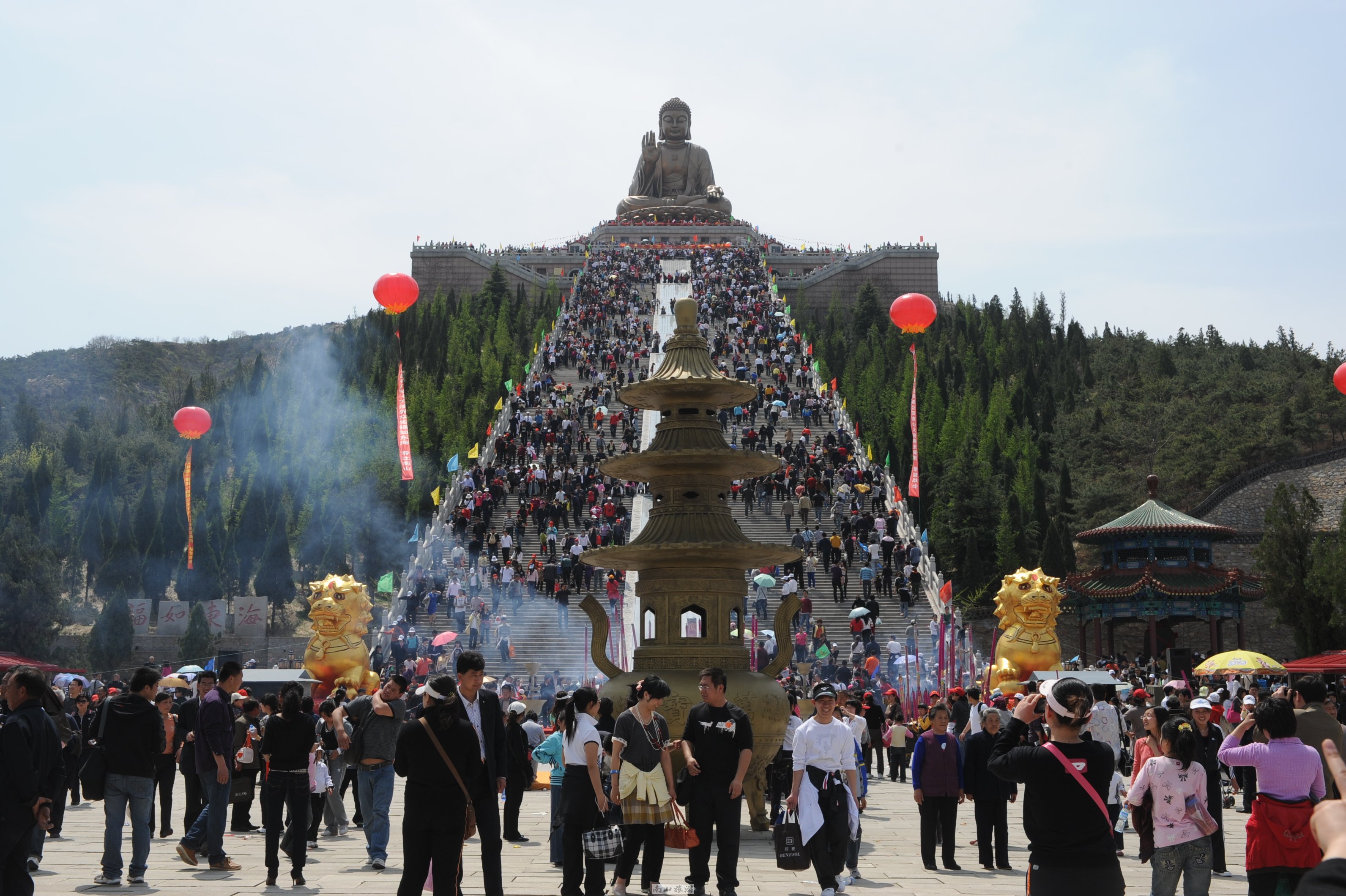 　　“高跷秧歌扭动南山 ‘非遗盛宴’点亮庙会”——2013年南山春季庙会全面启动