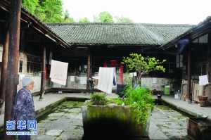 　　这座建于同治年间的百年老宅,地震中没有太大损伤,居民照常生活 图片来自新华网