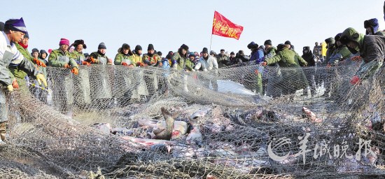 镜泊湖冬季捕鱼节上的民俗表演 宋桂霞摄