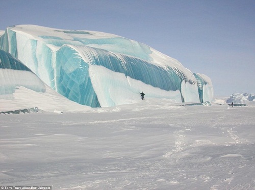 南极海面出现一块蓝色巨冰