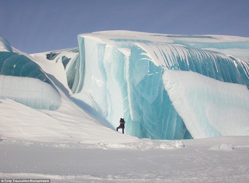 巨冰呈现蓝色，十分壮观