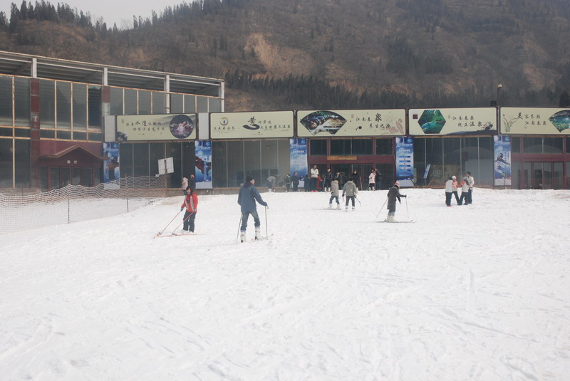 体验冬季旅游滑雪 玩转酷炫冰雪世界