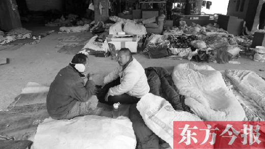 前日,郑州市丰产路街道办事处外来务工人员安置点席地而坐的农民工
