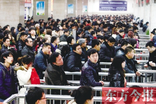 郑州火车站迎来节后最后一波客流高峰。昨日，售票厅内人头攒动