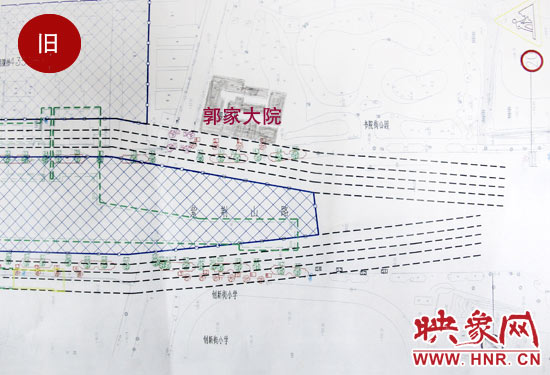 原先图纸上显示，在紫荆山路东侧和西侧，各设计了4条临时通道。