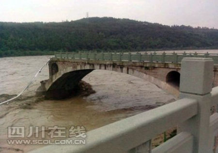 江油垮塌大桥名为盘江大桥 目击者称10辆车坠河