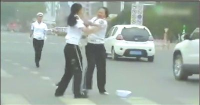 两名“女交警”马路中央厮打。图/东方IC