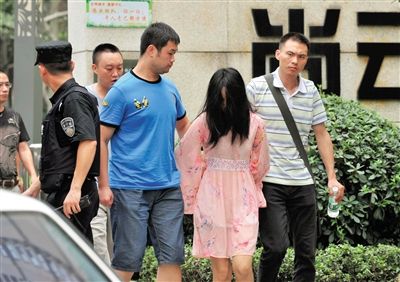 一名女犯罪嫌疑人被警方押出。新华社记者 薛玉斌 摄