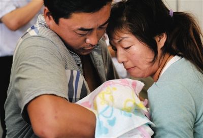 昨晚,被产科医生张淑侠拐卖的双胞胎女婴在富平县人民医院与父母团聚。