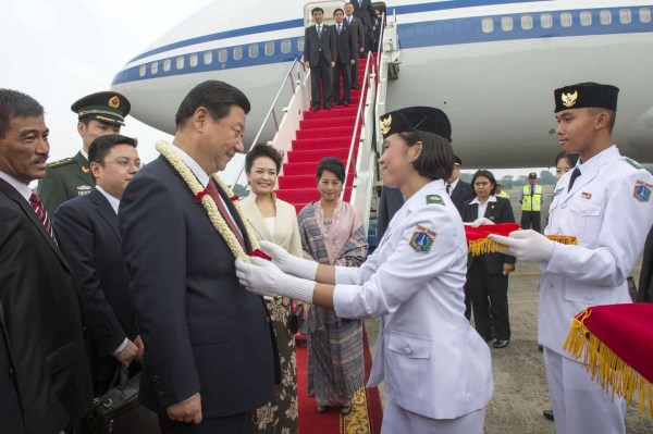 印尼中学生向习近平献花。