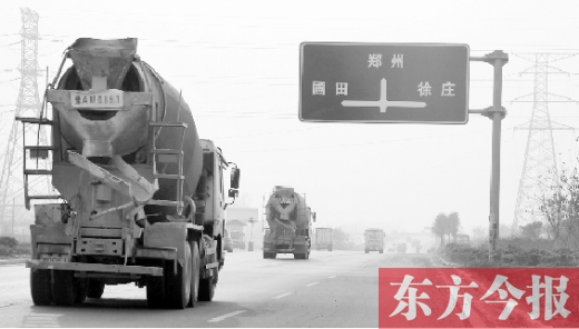 3月25日，两辆水泥罐车在郑汴物流通道行驶。大车“横行”的道路上极易发生各种交通事故