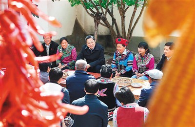 3月24日，俞正声在云南省武定县插甸乡彝族小院农户家中进行座谈交流，听取基层党员群众意见建议。