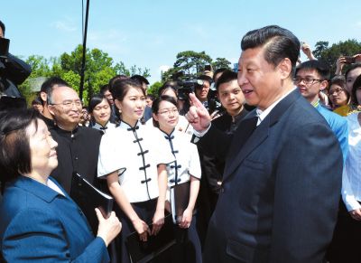 习近平在校园观看北大师生纪念五四运动95周年青春诗会时同朗诵者亲切交谈。新华社发