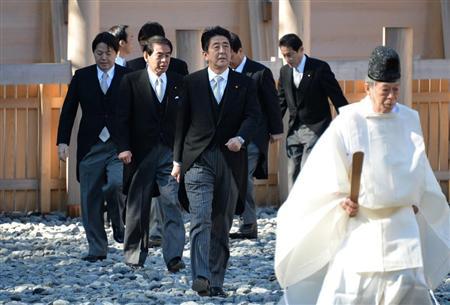 安倍参拜靖国神社（资料图）