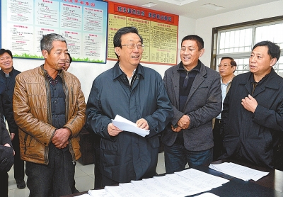 11月25日下午，省委书记、省人大常委会主任郭庚茂在延津县石婆固镇集北村与村民亲切交谈。