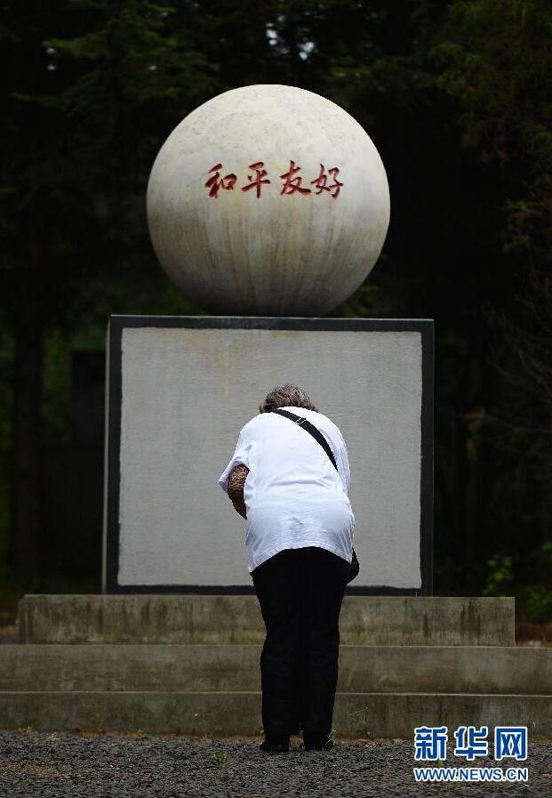 日本遗孤哈尔滨祭拜中国养父母公墓 激动泪流