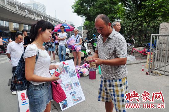 一名市民在买水。