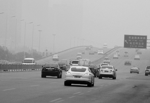 道路上饱和的机动车无疑是造成雾霾天气的一个原因