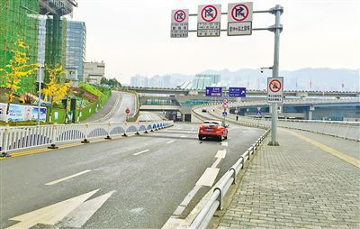 12月18日，本报记者驾车经过江北嘴千厮门大桥匝道附近道路和财信广场旁支路体验时，收音机里能听到神秘的路况提示音。本报记者