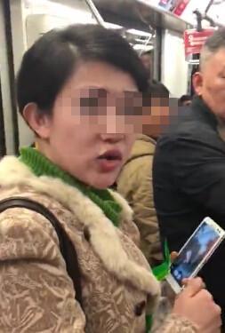 上海地铁一女子吃凤爪乱吐被指责 舌战乘客飙脏话