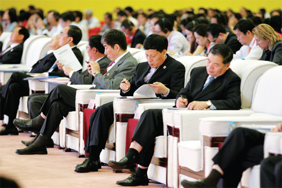 在推介会上，省长谢伏瞻（前排右二）在认真记录嘉宾的发言