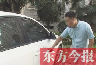 王先生车门被跺凹一块