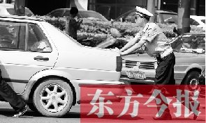 一辆车坏在了路中间，执勤交警帮推车