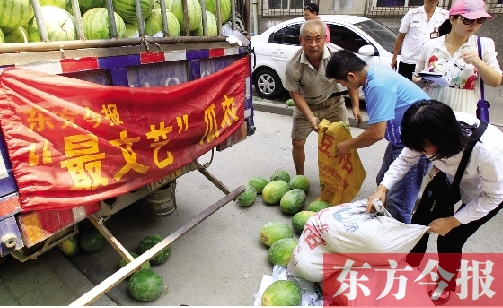 昨日，得知“最文艺瓜农”祁老汉（左一）被困，市民纷纷购爱心瓜