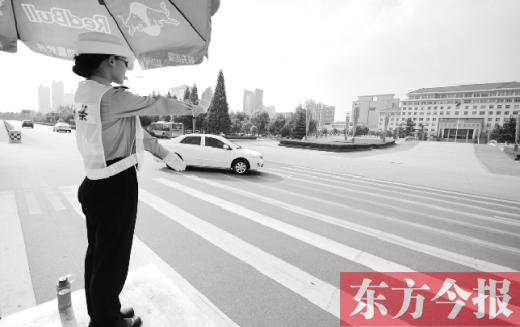 昨日，驻马店市开源大道，女交警冒高温指挥交通