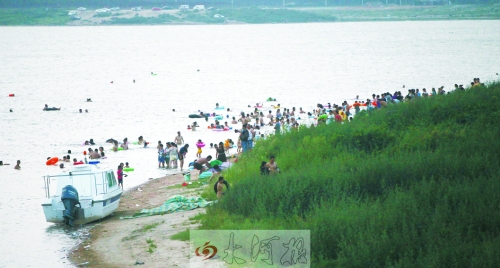 龙湖成为“第一浴场”，对市民是堵还是疏值得探讨。