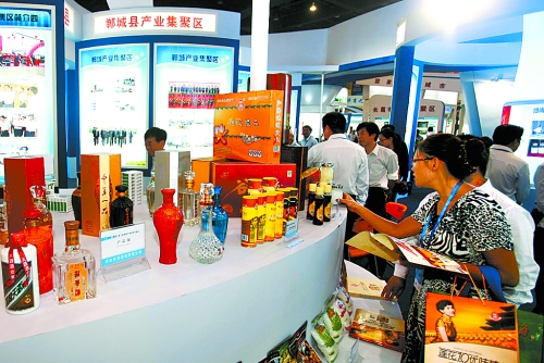 9月24日，2012中国（郑州）产业转移系列对接活动产业转移暨新型工业化成果展在郑州国际会展中心举行