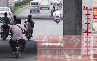 昨日，郑州市航海路与京广铁路立交桥下，用红线标注的“水位警戒线”