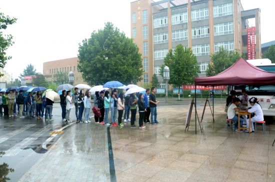 三门峡职业技术学院的学生冒雨排队等待献血 曹安月 摄