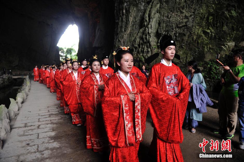 重庆99对新人穿汉服穿越“桃花源”