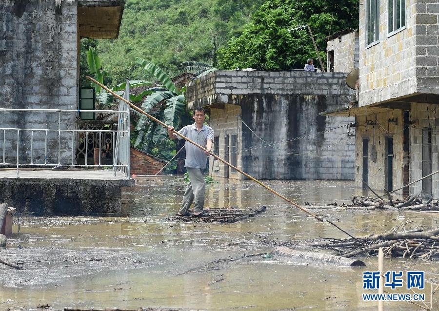 我国南方遭12轮强降雨袭击