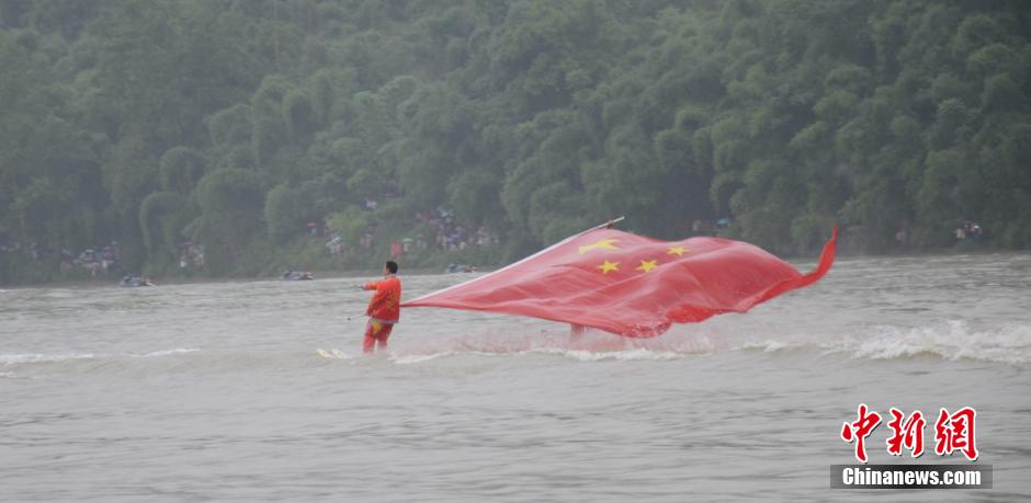 中国特技滑水队秀四川青神上演"空中飞人"