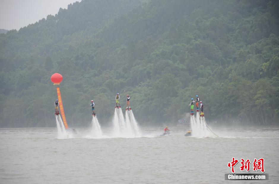 中国特技滑水队秀四川青神上演"空中飞人"