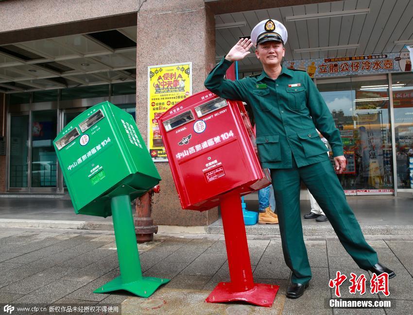 台北两邮筒被台风吹歪 成市民拍照景点