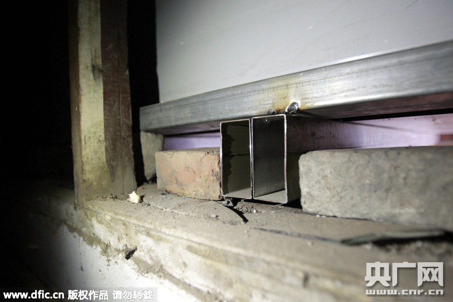 郑州一幢6层楼拐角处被人用钢管和彩板在墙与墙之间搭建起了书层“悬空楼阁”。