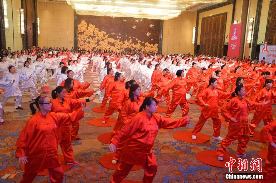 孕妇们练习太极行云流水，一气呵成。 向一鹏 摄