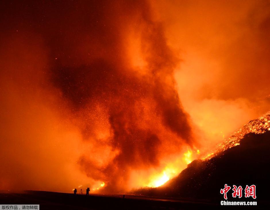 美国加州发生森林大火 强风助阵现“火龙卷”